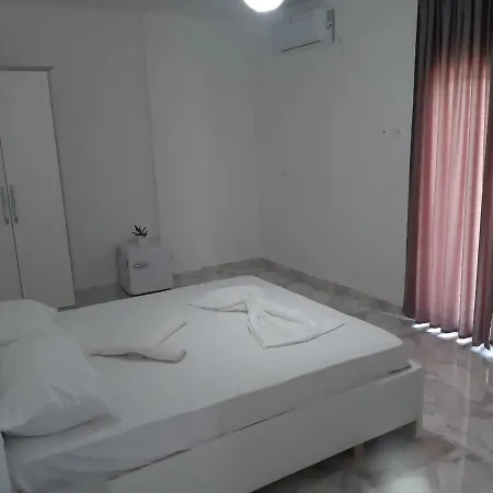 Kompleksi Tre Shqiponjat Velipoje